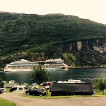 Unser Campingplatz am Geirangerfjord. Die Aida fährt gerade aus dem Fjord raus.
